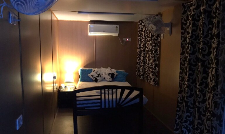 Container Suite (Triple Beds)
